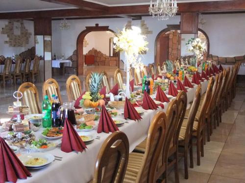 Restoran või mõni muu söögikoht majutusasutuses Hotel Pod Jaskółką