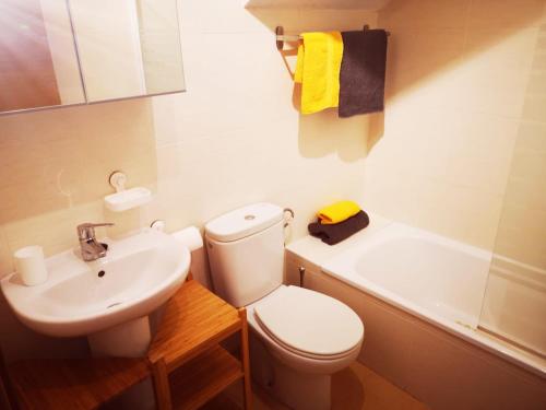 a bathroom with a toilet and a sink and a tub at Condado de Alhama Jardin 13 Appartement 1506 in El Romero