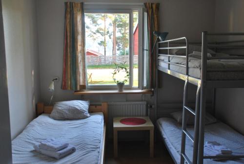 Våningssäng eller våningssängar i ett rum på Solviken Tranås Hostel
