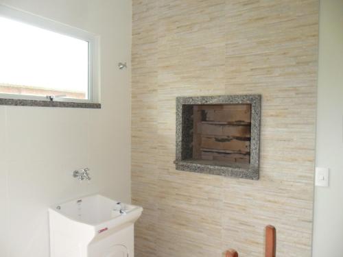 A bathroom at Residencial Baía Bela