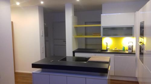 cocina con fregadero y encimera negra en Ferienwohnung Weiss, en Waidring