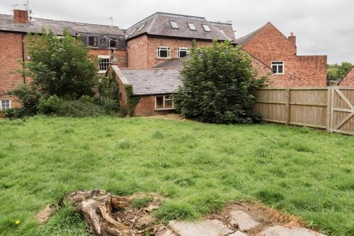 a yard with a fence and a house at Secret City Courtyard Cottage Within Chester City Walls in Chester