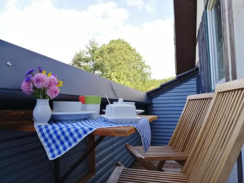 einen Tisch und zwei Stühle auf dem Balkon in der Unterkunft Ferienwohnung Wilhelm in Springstille