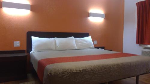 Ένα ή περισσότερα κρεβάτια σε δωμάτιο στο Motel 6-Clovis, NM
