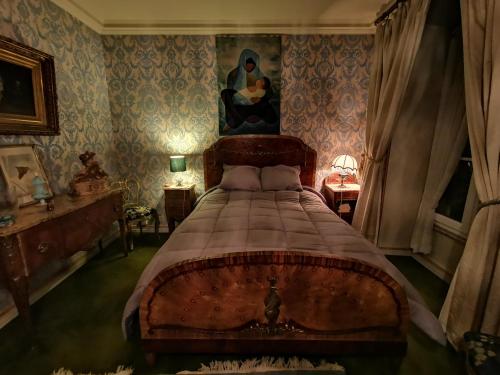 a bedroom with a large bed in a room at Le Kino Panorama in Vic-sur-Cère
