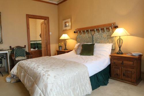 sypialnia z dużym białym łóżkiem w pokoju w obiekcie Badgers Inn w mieście Petworth