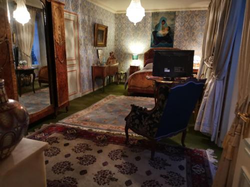 a room with a desk with a computer on it at Le Kino Panorama in Vic-sur-Cère