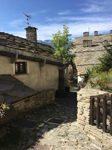 un vicolo tra due edifici in pietra in un villaggio di Grangia in borgo antico a Bardonecchia