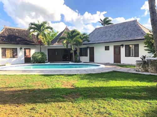 Басейн в или близо до Reef Winds Villa
