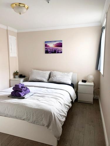 Postel nebo postele na pokoji v ubytování Perfect Location - Tidy & Comfy Suite 5 Mins to Skytrain & Restaurant & Banks, 2 Stops To Metrotown, 5 Stops To Downtown