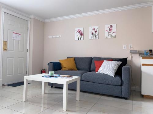 Posezení v ubytování Perfect Location - Tidy & Comfy Suite 5 Mins to Skytrain & Restaurant & Banks, 2 Stops To Metrotown, 5 Stops To Downtown