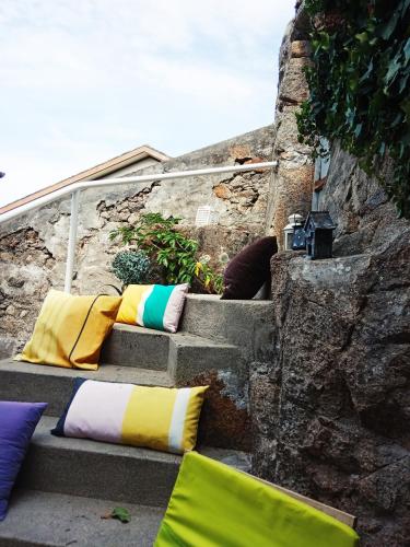Un grupo de almohadas colocadas en las escaleras. en Villa Regio Studio & Garden, en Vila do Conde