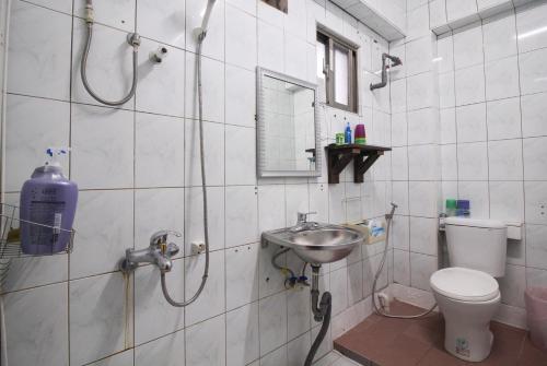ein Bad mit einer Dusche, einem Waschbecken und einem WC in der Unterkunft 蘭嶼月台民宿 in Lanyu