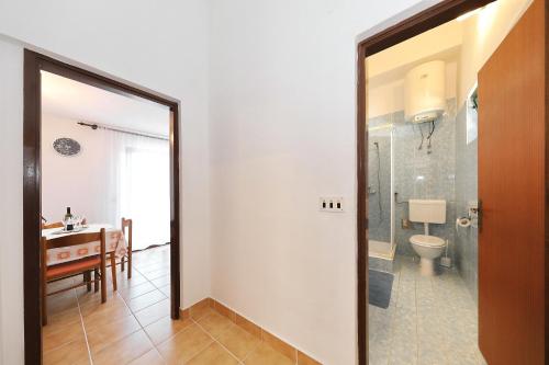 Ένα μπάνιο στο Apartments Vedrana