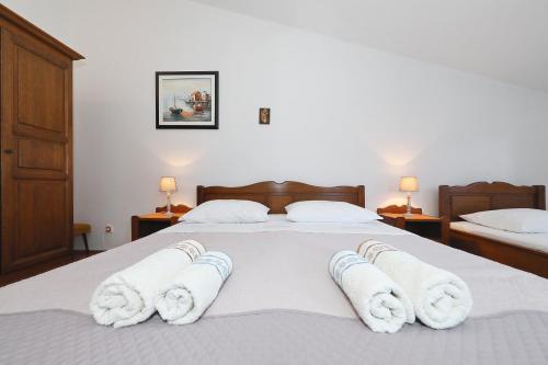 Postel nebo postele na pokoji v ubytování Apartments Vedrana