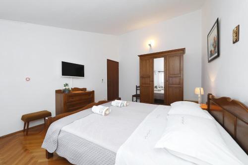 Ένα ή περισσότερα κρεβάτια σε δωμάτιο στο Apartments Vedrana