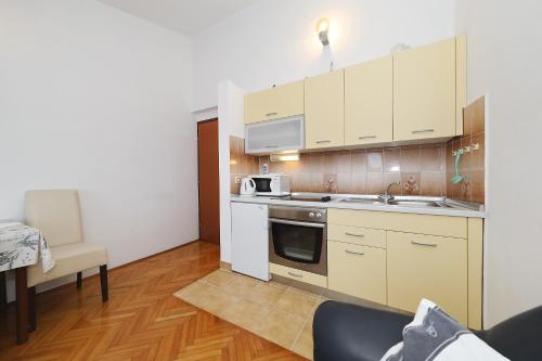 Η κουζίνα ή μικρή κουζίνα στο Apartments Vedrana