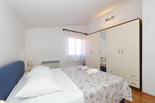 Ένα ή περισσότερα κρεβάτια σε δωμάτιο στο Apartments Vedrana