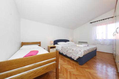 Ένα ή περισσότερα κρεβάτια σε δωμάτιο στο Apartments Vedrana