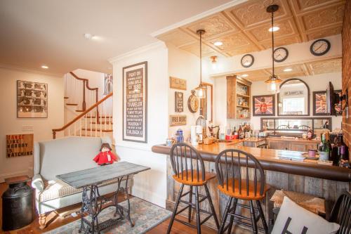 eine Küche mit einer Bar mit Stühlen und einem Tisch in der Unterkunft Hill of Content B&B in Radiant
