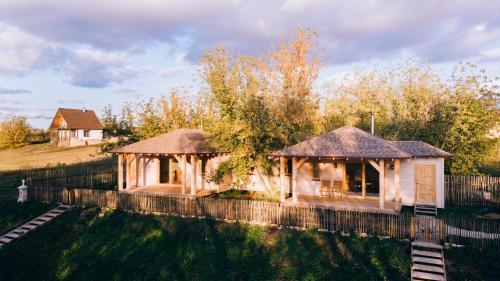 una casa con cenador en un patio en Malvy Resort, en Donskoye Pervoye