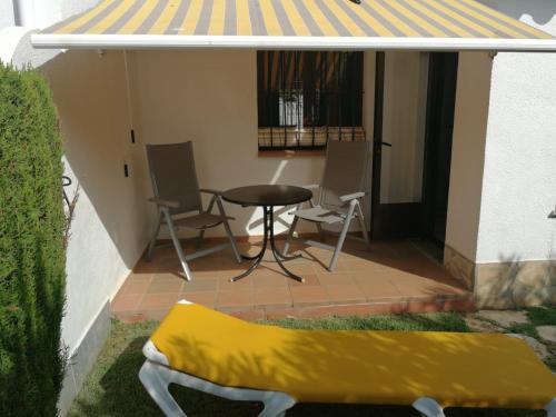 a small patio with a table and chairs on it at Casa Henni in Els Poblets