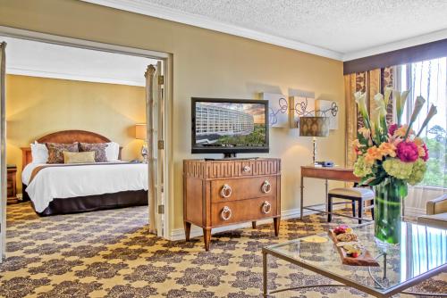 Postel nebo postele na pokoji v ubytování Omni Houston Hotel