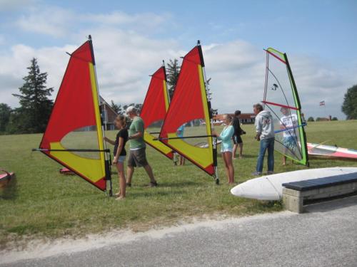a group of people with sail boats on the grass at Strandvilla Kalifornien direkt am Meer in Kalifornien