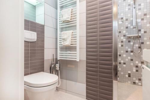 łazienka z toaletą i prysznicem w obiekcie Apartment Bubenikova w mieście Pardubice