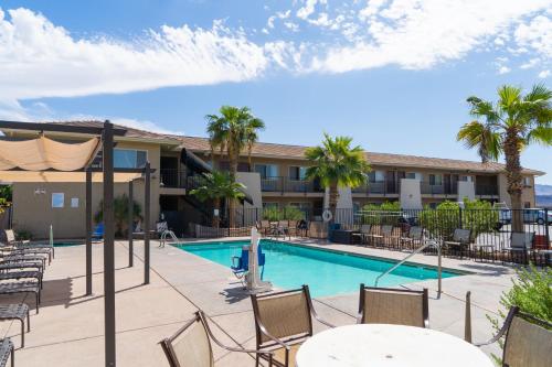 a swimming pool with chairs and a hotel at Days Inn by Wyndham Lake Havasu in Lake Havasu City