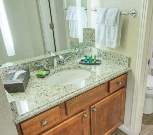 La salle de bains est pourvue d'un lavabo et d'un miroir. dans l'établissement Club Wyndham Durango, à Durango