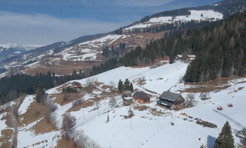 an aerial view of a ski lodge on a snowy mountain at Troadkasten Hollnhof, bezaubernder Panoramablick in Donnersbach