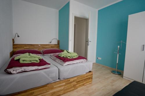 um quarto com 2 camas individuais e paredes azuis em Salotto di LaZia em Bad Schallerbach