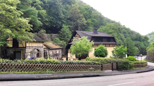 a house on the side of a road at Hotel Café Herrmanns Mühle in Sankt Goarshausen