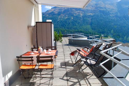 Foto de la galería de CENTRAL PENTHOUSE GREAT LAKE VIEW en St. Moritz