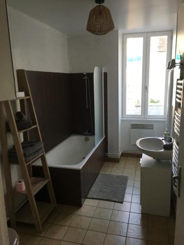 Koupelna v ubytování Charmant T2 RDC dans résidence avec parc arboré