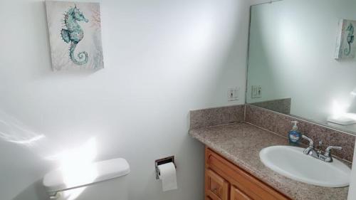 Ένα μπάνιο στο Pasadena suite with private entrance
