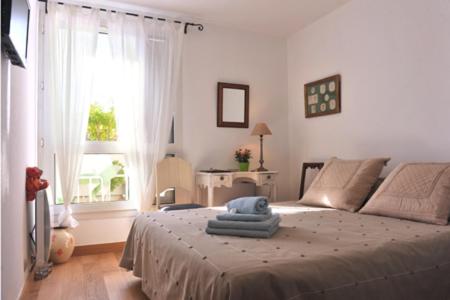 - une chambre avec un lit et une fenêtre dans l'établissement La Petite Maison, à Marseille