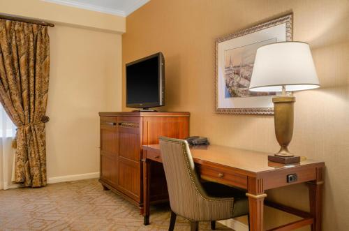 Televisyen dan/atau pusat hiburan di Omni Royal Orleans Hotel