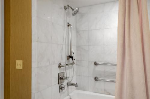 Bilik mandi di Omni Royal Orleans Hotel