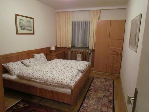 um quarto com uma cama e uma porta para um quarto em Apartment Sophia em Seefeld no Tirol