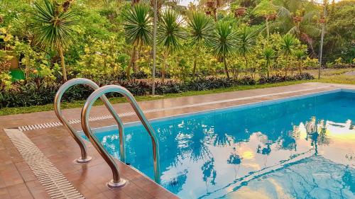 una piscina con dos escaleras de metal al lado en Fernando's Hotel, en Sorsogon