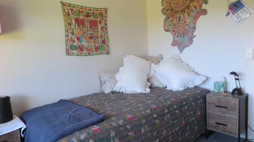 Postel nebo postele na pokoji v ubytování Kakariki Rooms, Kotare House