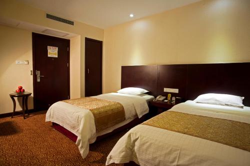 Una cama o camas en una habitación de Xijiao Hotel Beijing