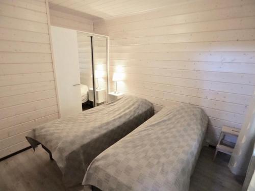 Un dormitorio con dos camas en una habitación. en Levillas Sointuilevi 32, en Levi