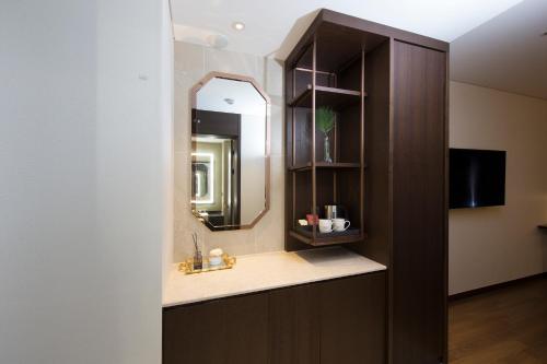 un bagno con lavandino e specchio di Ramada by Wyndham Daejeon a Daejeon