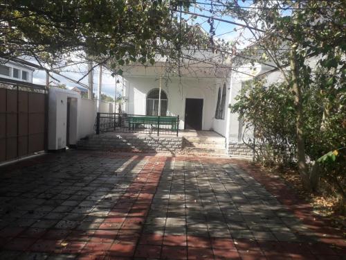 dziedziniec białego budynku z zieloną ławką w obiekcie Rey w mieście Nabran