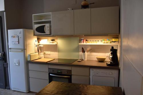 A kitchen or kitchenette at Charmant Studio au calme à 5 min du centre ville