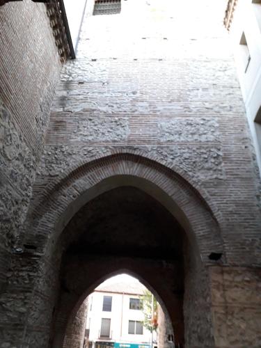 an archway in a building with a brick wall at Piso María in Arévalo