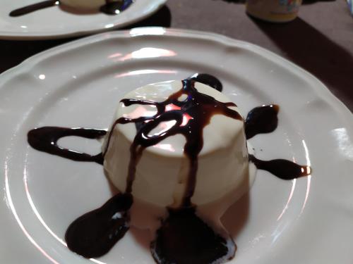 uma sobremesa num prato branco com molho de chocolate em Le Lanterne em Albavilla